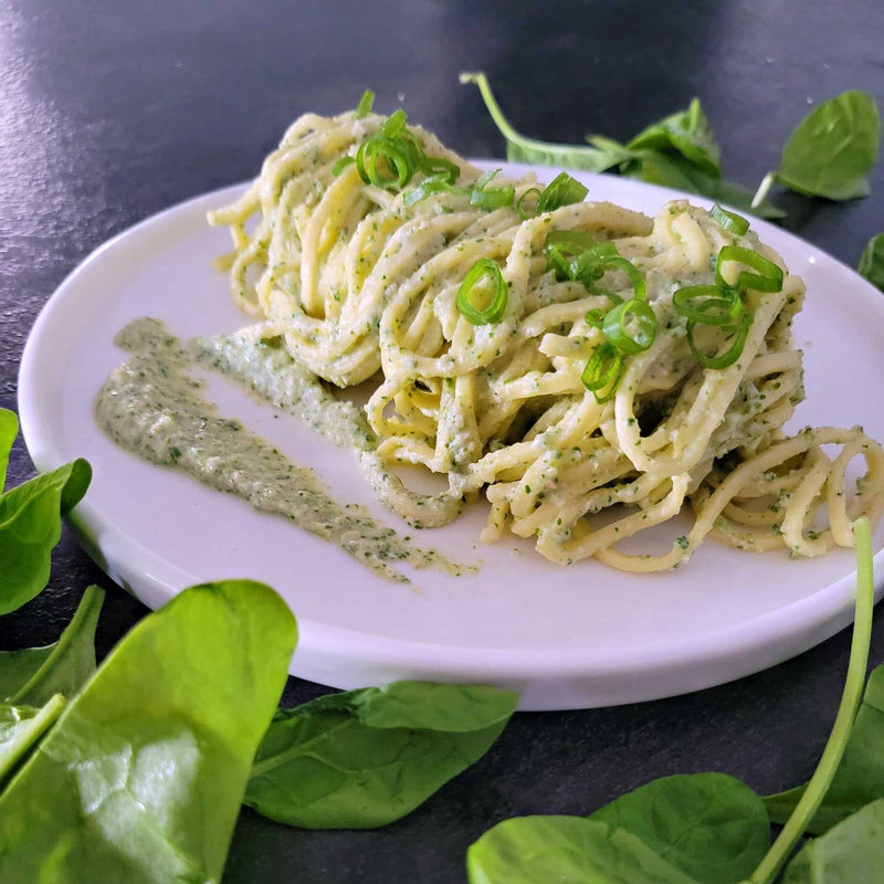 Photo de pâtes avec la sauce verte crémeuse