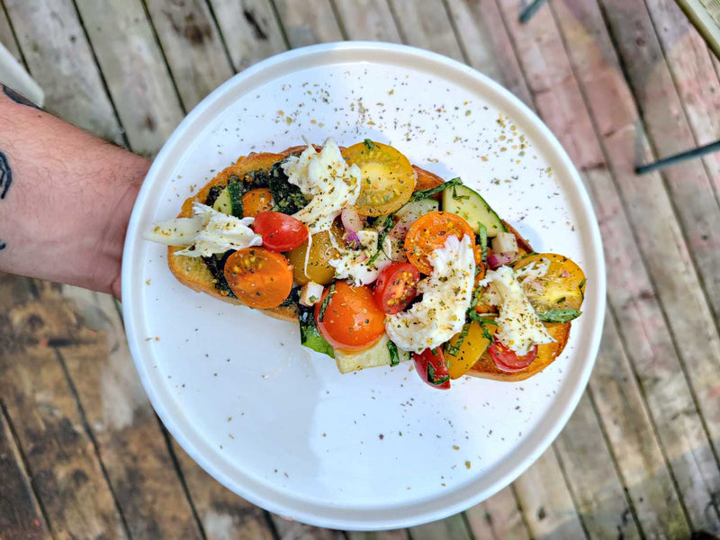 Photo d'une toast avec tomates, pesto et fromage