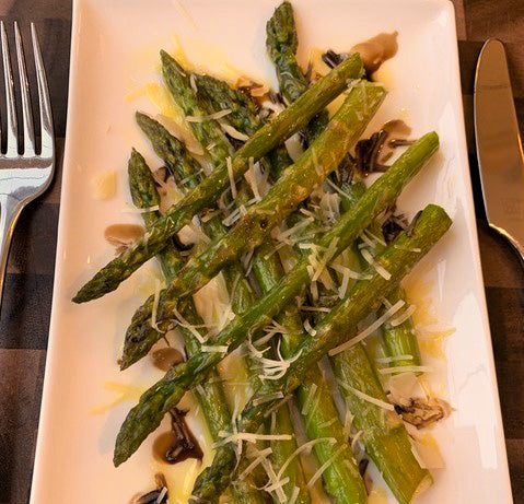 Assiette d'asperges grillées avec parmesan et huile d'olive aux herbes de Provence