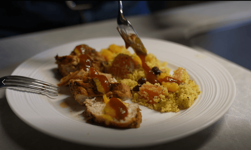 Salade de couscous, poulet grillé BBQ et sauce à l'orange Cara-Cara