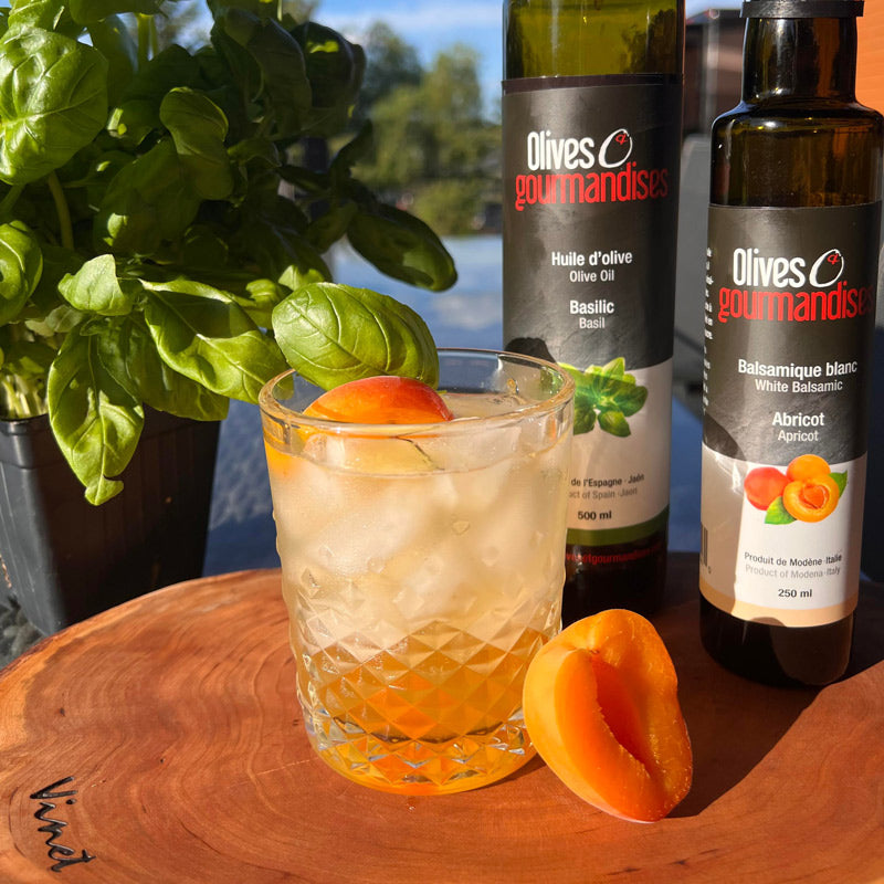 Image d'un cocktail avec des tranches d'abricots
